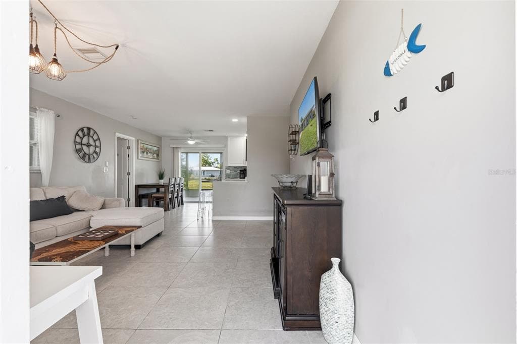 21531 GLADIS AVENUE photo 14