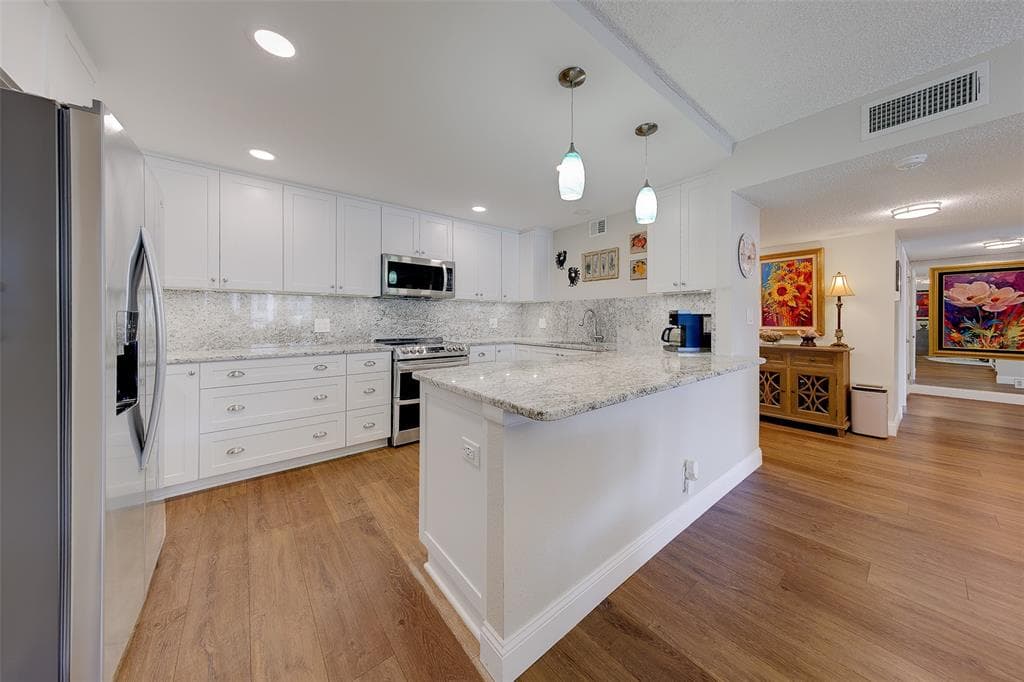 1460 GULF BOULEVARD 305 photo 2