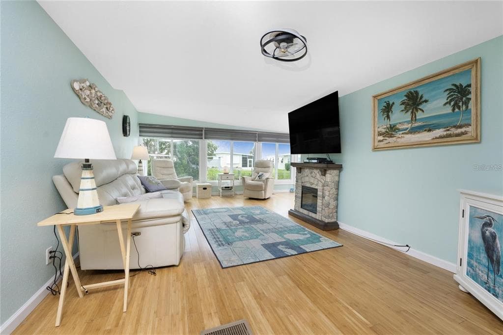624 BLACKBURN BOULEVARD photo 6