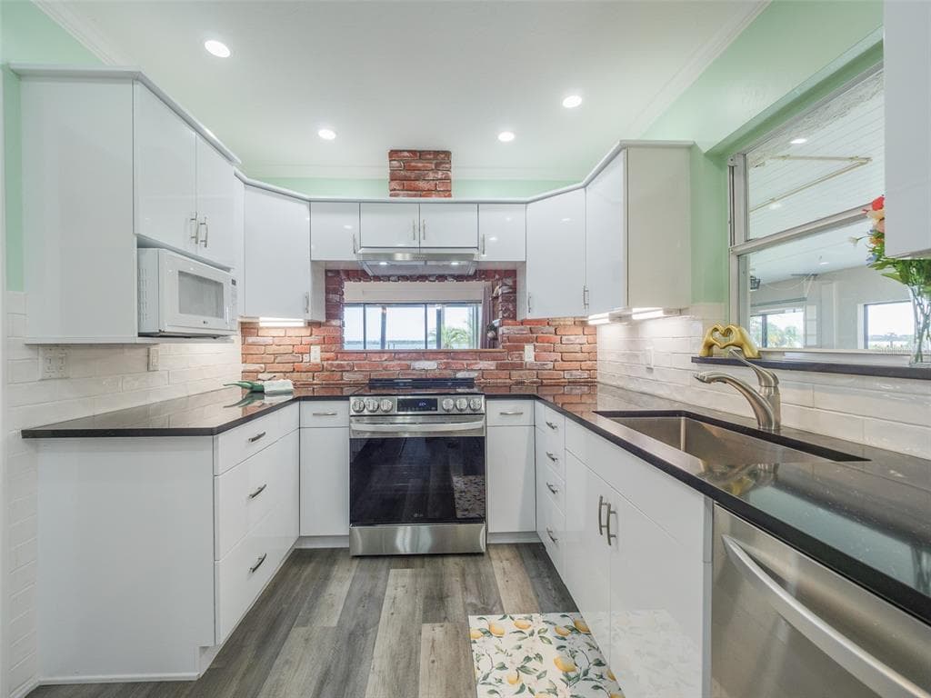 2410 RIVERSIDE DRIVE E photo 17