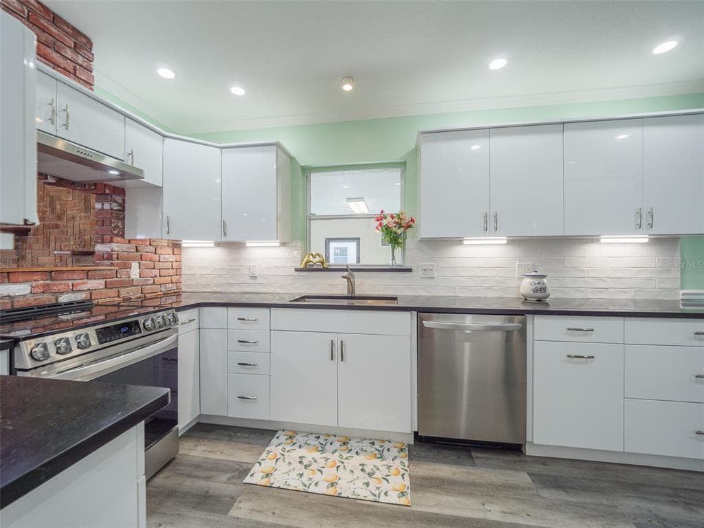 2410 RIVERSIDE DRIVE E photo 16
