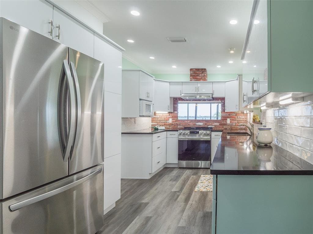 2410 RIVERSIDE DRIVE E photo 5