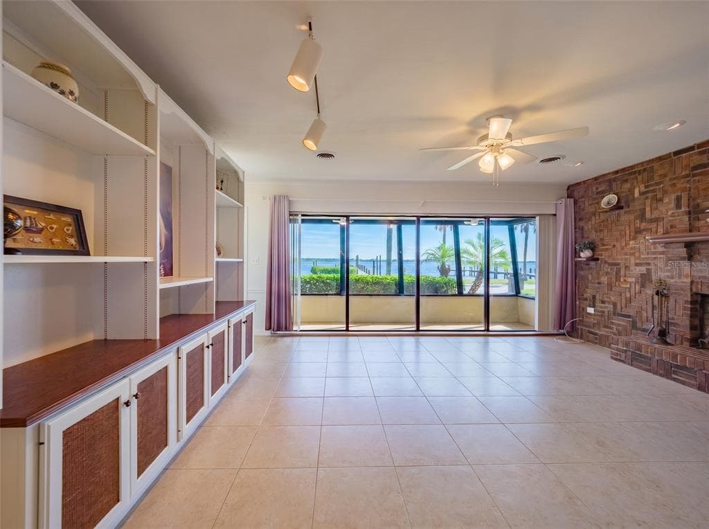 2410 RIVERSIDE DRIVE E photo 4