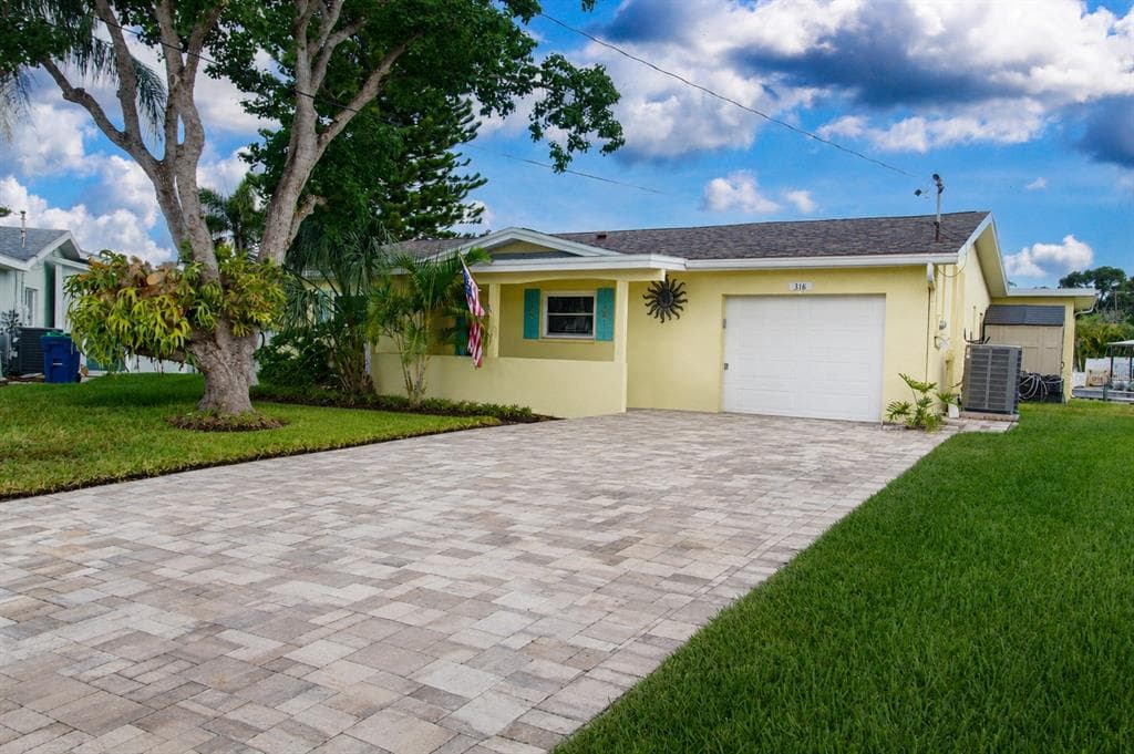 318 CIRCLE DRIVE photo 2