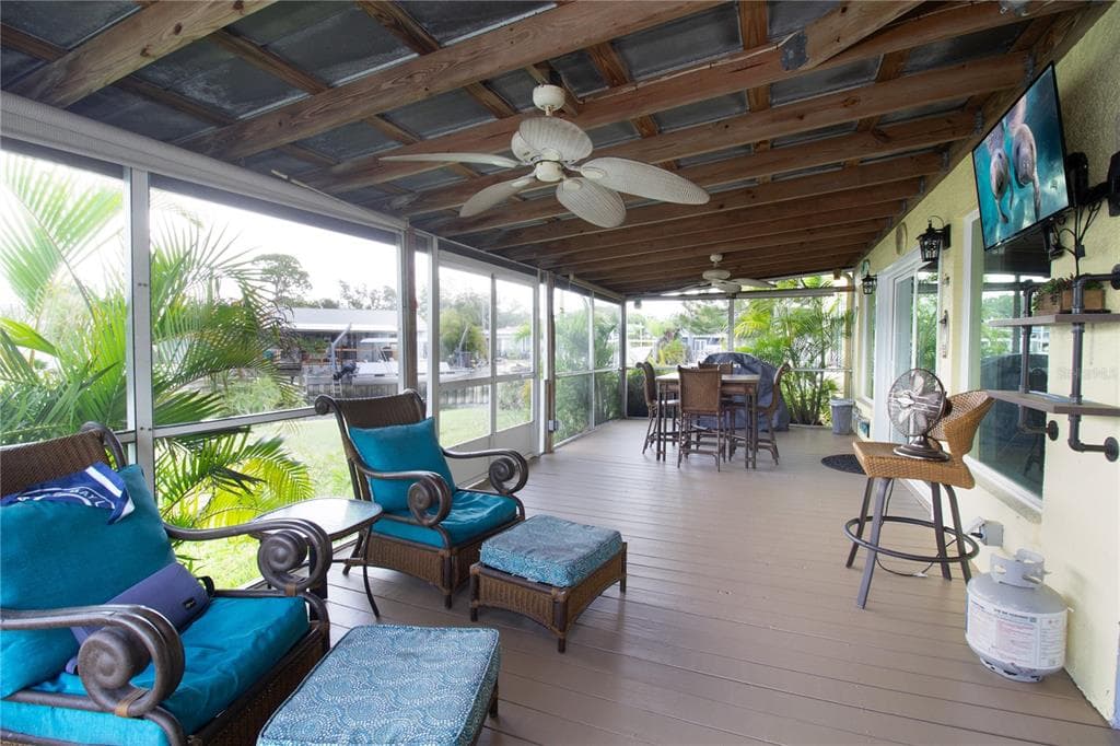 318 CIRCLE DRIVE photo 16