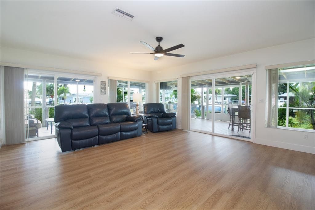 318 CIRCLE DRIVE photo 24