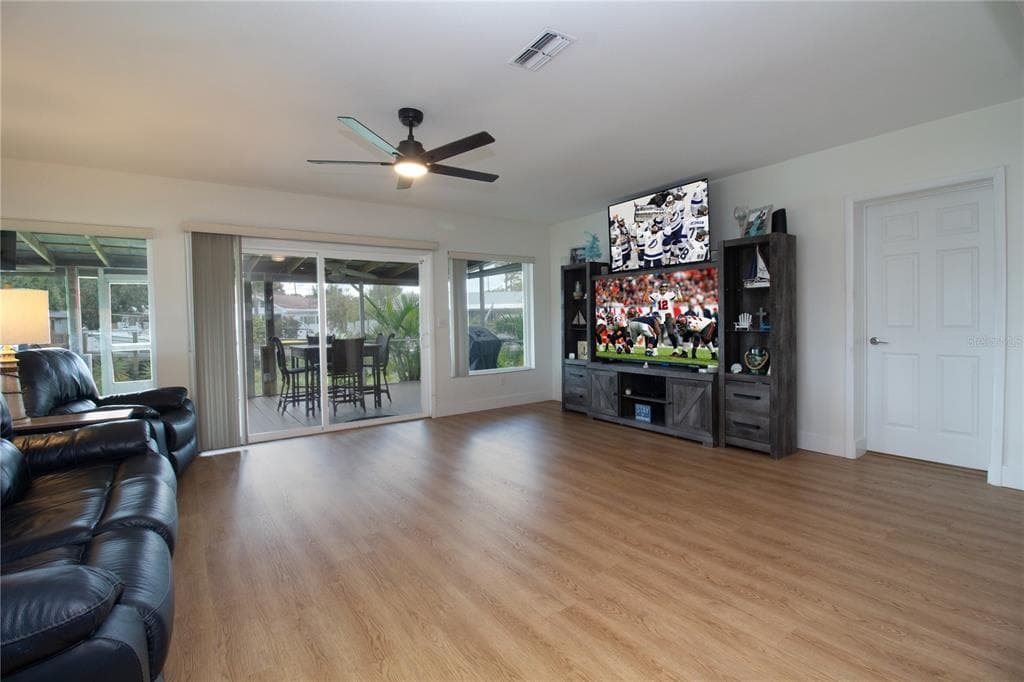 318 CIRCLE DRIVE photo 25