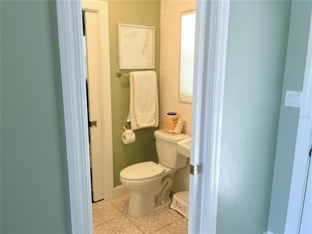 1426 RIVERSIDE DRIVE photo 12