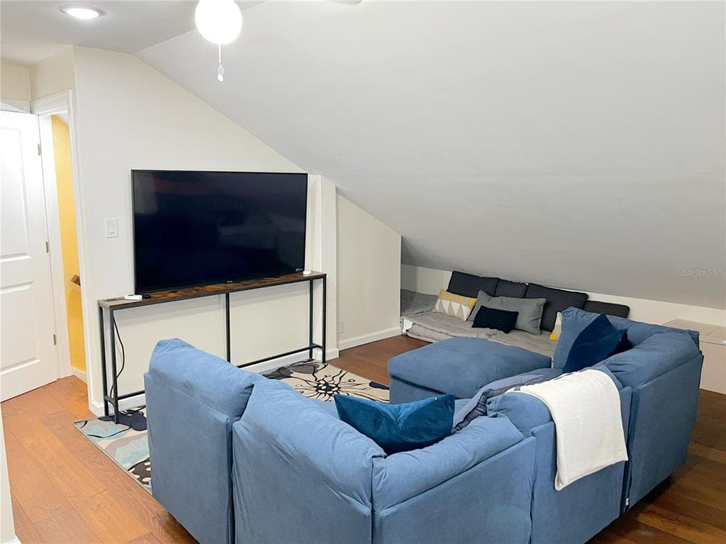 1426 RIVERSIDE DRIVE photo 18