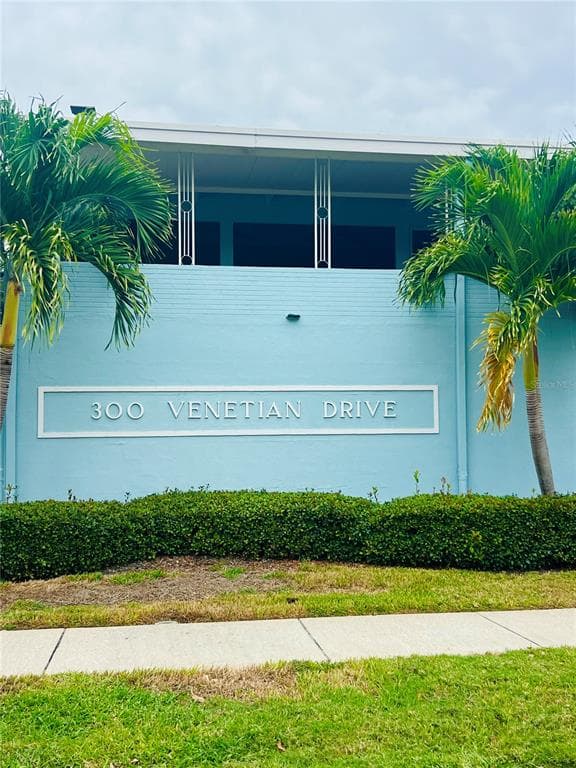 300 VENETIAN DRIVE #3 2