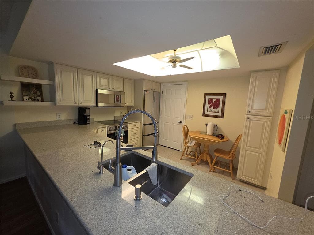 18427 AINTREE COURT photo 4