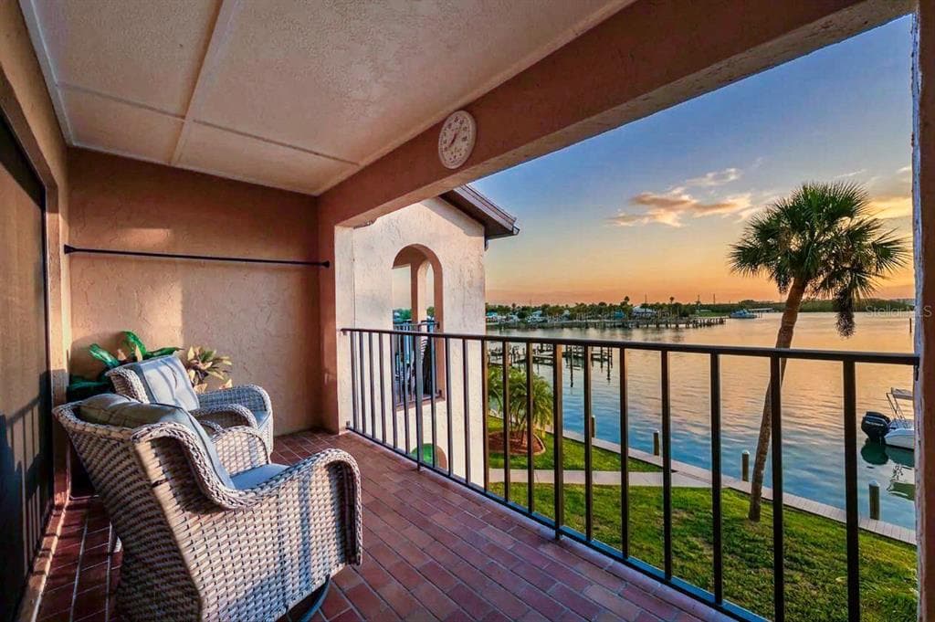 1765 GULF BOULEVARD 203 photo 4