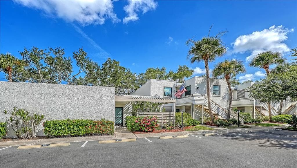 301 TIMBERLAKE DRIVE photo 8
