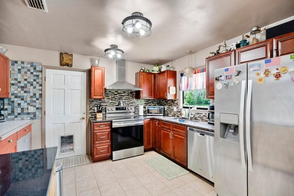 390 N HIGH STREET photo 11