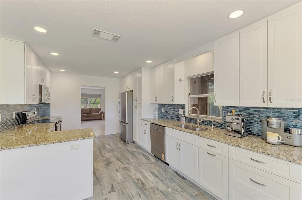 140 S OXFORD DRIVE photo 20