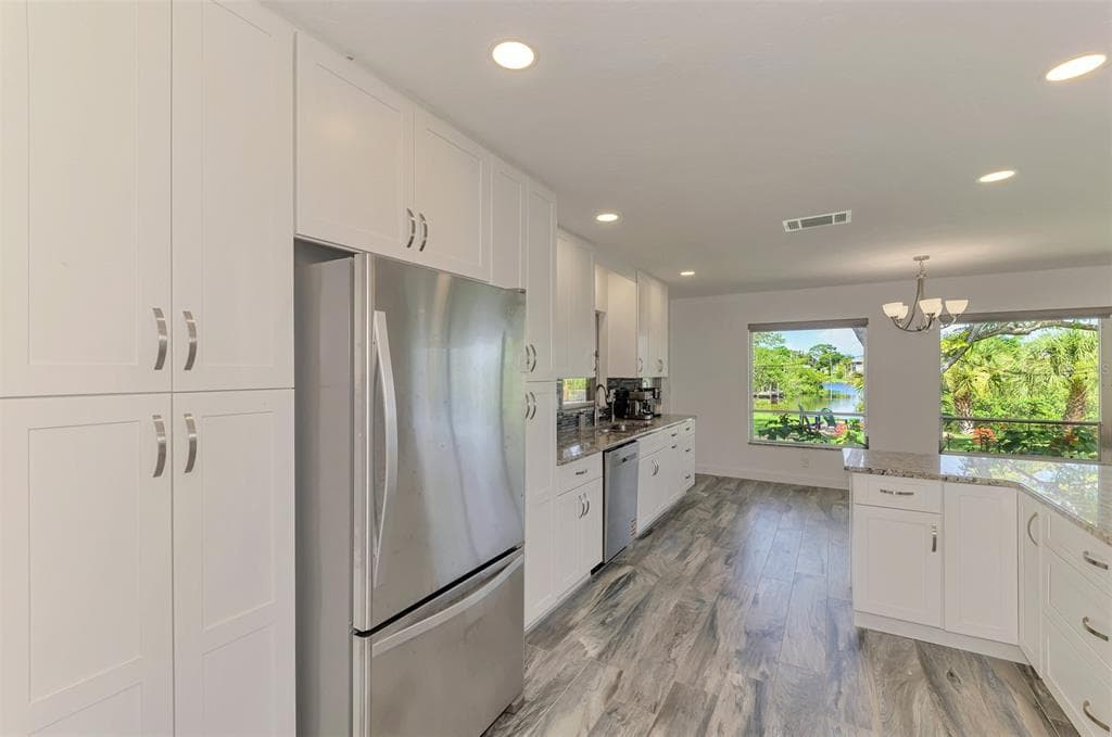 140 S OXFORD DRIVE photo 24