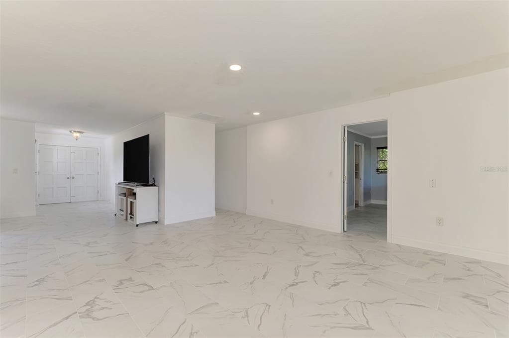 140 S OXFORD DRIVE photo 10
