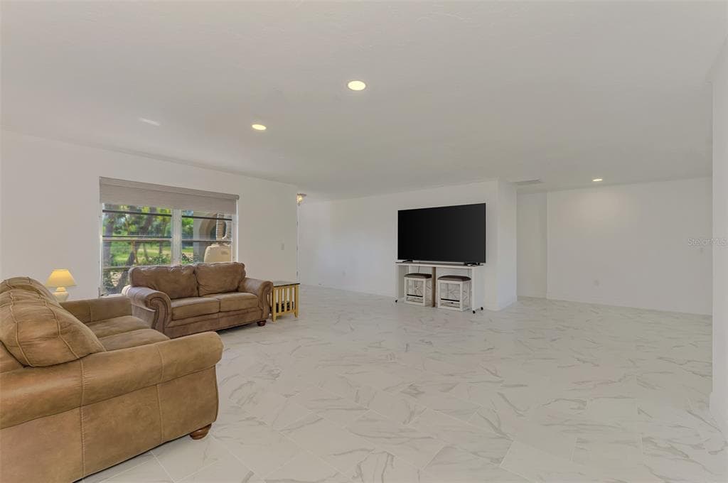 140 S OXFORD DRIVE photo 15