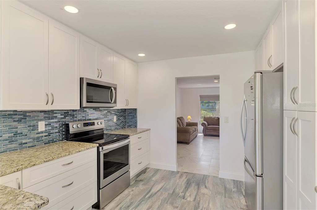 140 S OXFORD DRIVE photo 19