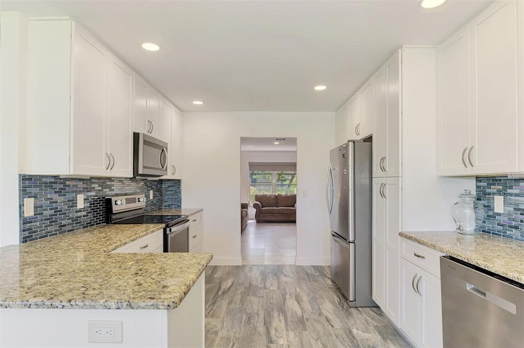 140 S OXFORD DRIVE photo 21