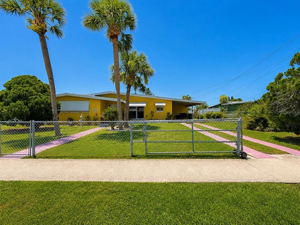 2209 AARON STREET photo 16