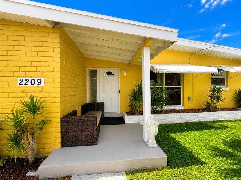 2209 AARON STREET photo 9
