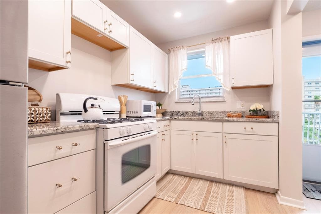 5925 SHORE BOULEVARD S 405 photo 17