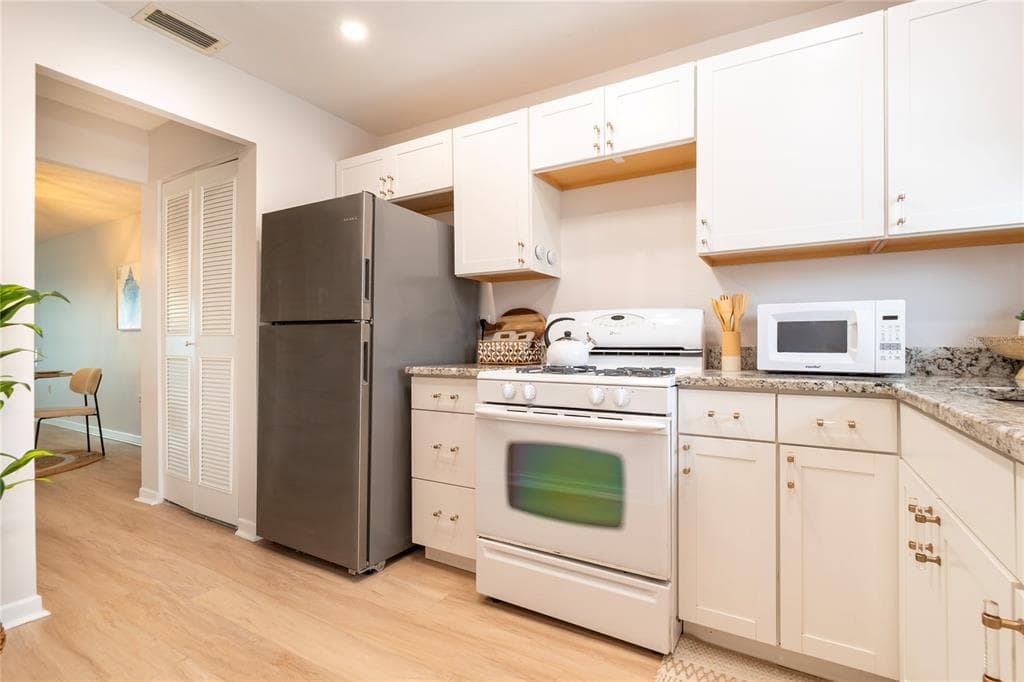 5925 SHORE BOULEVARD S 405 photo 21