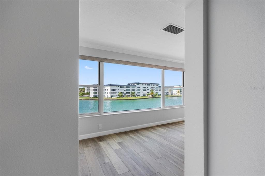 6075 SHORE BOULEVARD S 315 photo 23