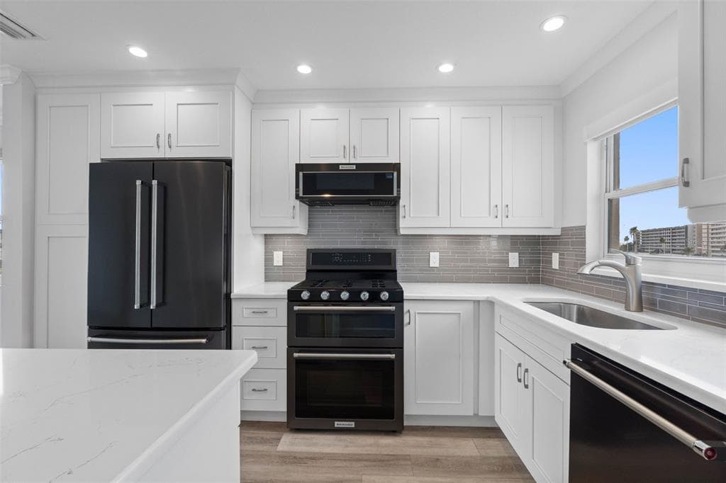 6075 SHORE BOULEVARD S 315 photo 12