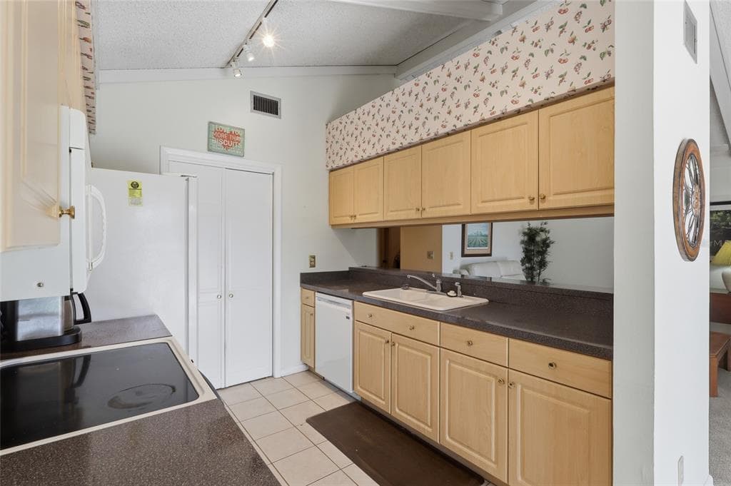 6811 TWELVE OAKS BOULEVARD photo 18