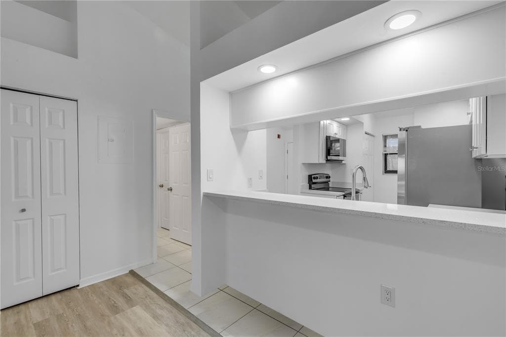 466 BOUCHELLE DRIVE 303 photo 16