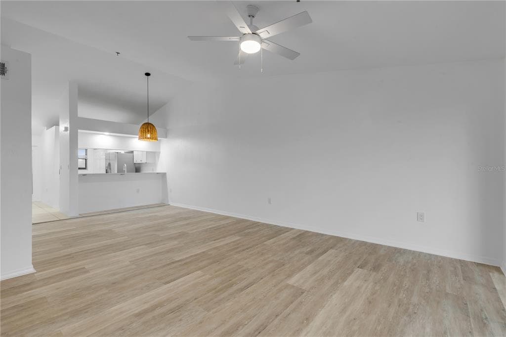 466 BOUCHELLE DRIVE 303 photo 20