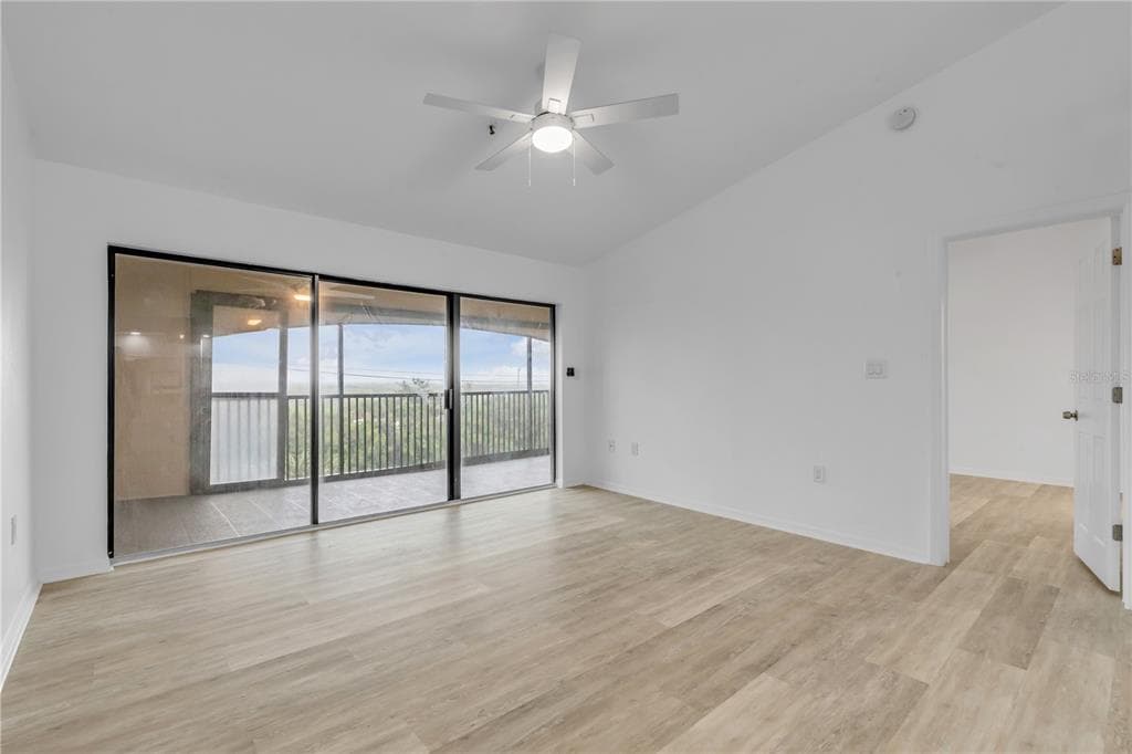 466 BOUCHELLE DRIVE 303 photo 21