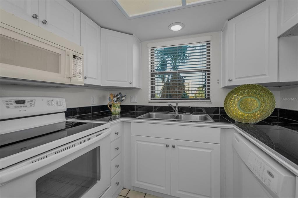 19451 GULF BOULEVARD 301 photo 19