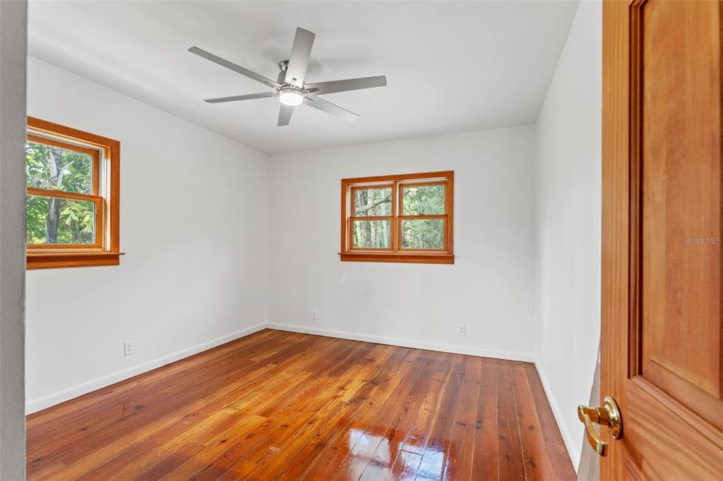 906 W HENRY AVENUE photo 23