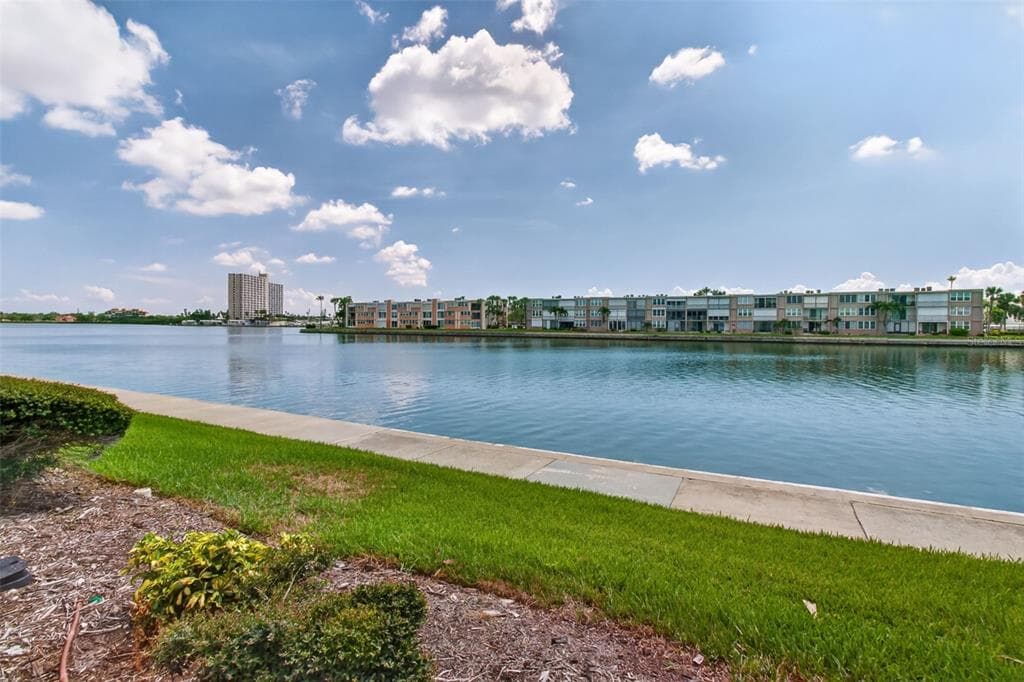 7625 SUN ISLAND DRIVE S 103 photo 23