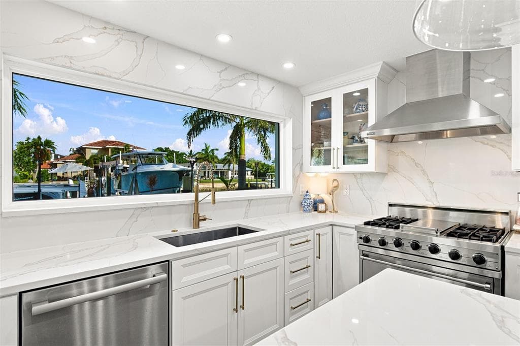 2022 HAWAII AVENUE NE photo 11