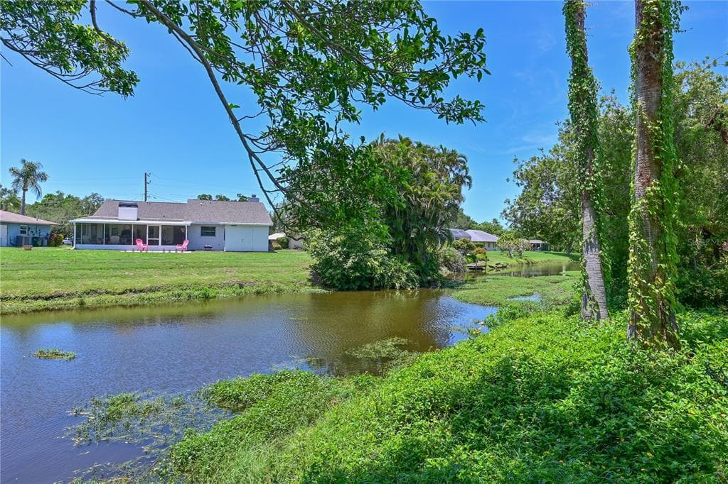 3472 QUEENS STREET photo 2