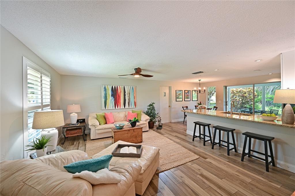 3472 QUEENS STREET photo 3