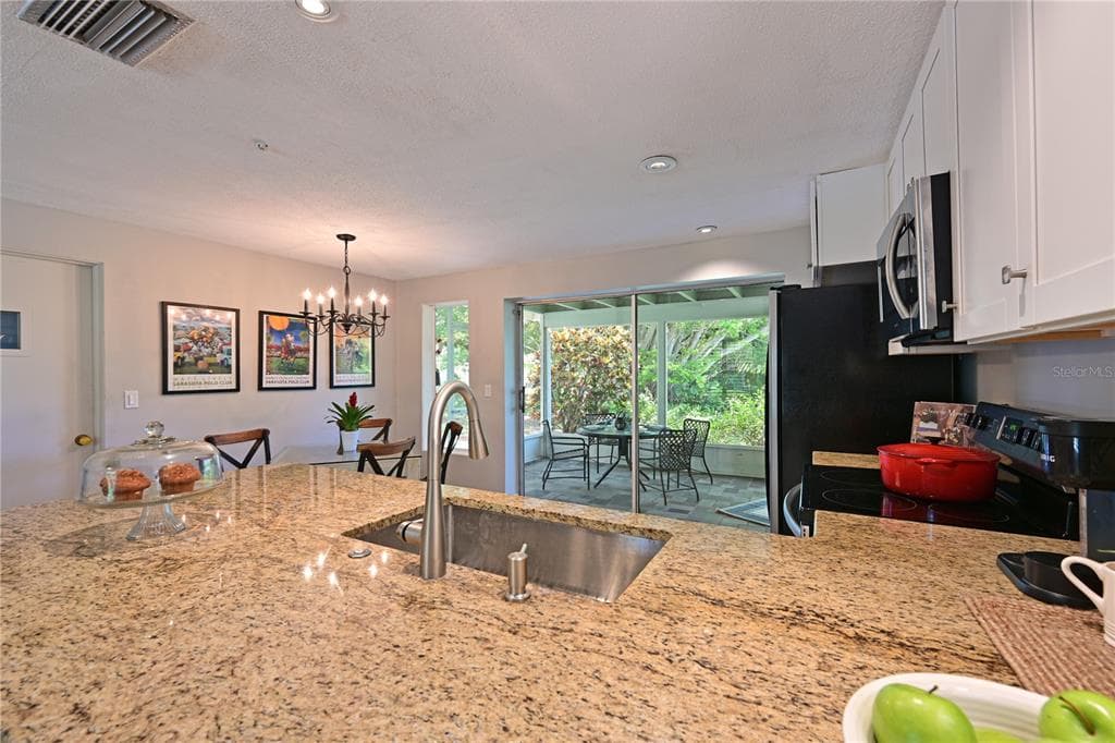3472 QUEENS STREET photo 9