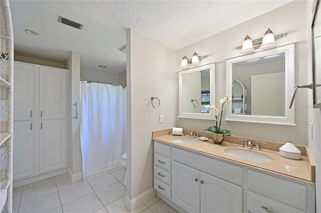 3472 QUEENS STREET photo 18