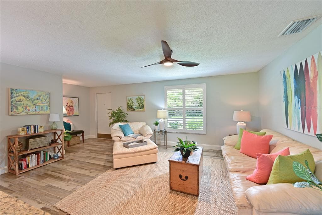3472 QUEENS STREET photo 4