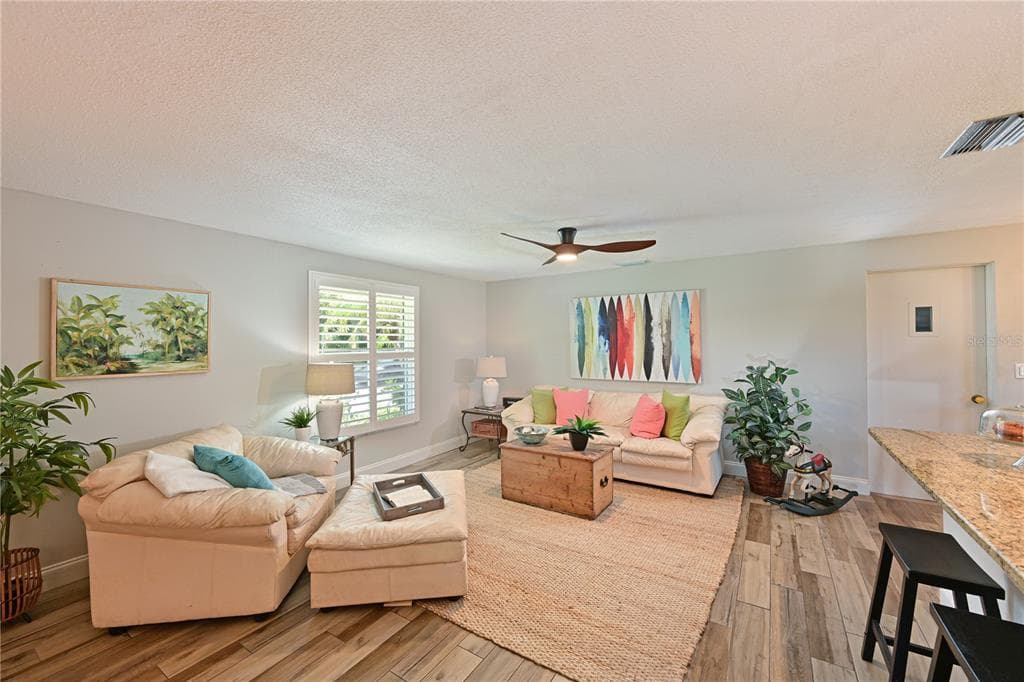 3472 QUEENS STREET photo 8