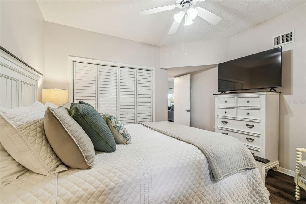 5537 SEA FOREST DRIVE 301 photo 20