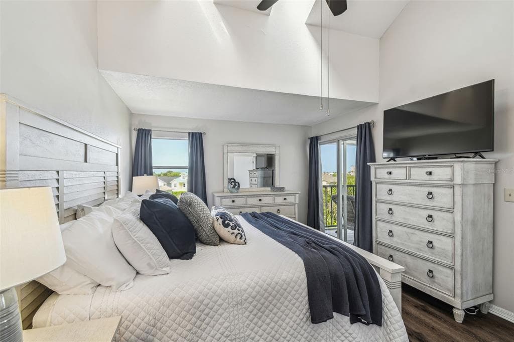 5537 SEA FOREST DRIVE 301 photo 24