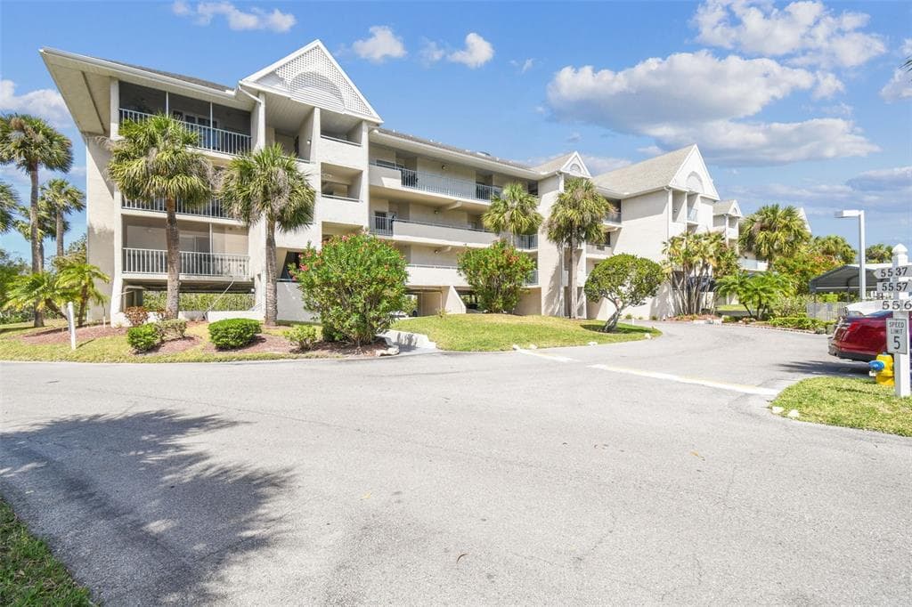 5537 SEA FOREST DRIVE 301 photo 4