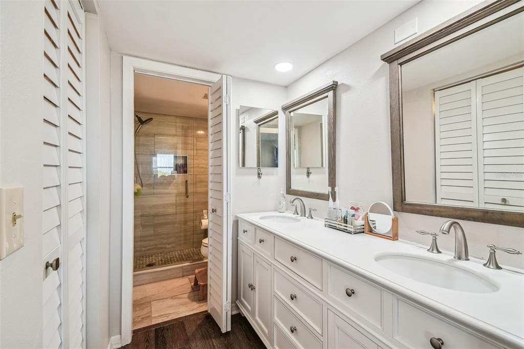 5537 SEA FOREST DRIVE 301 photo 25