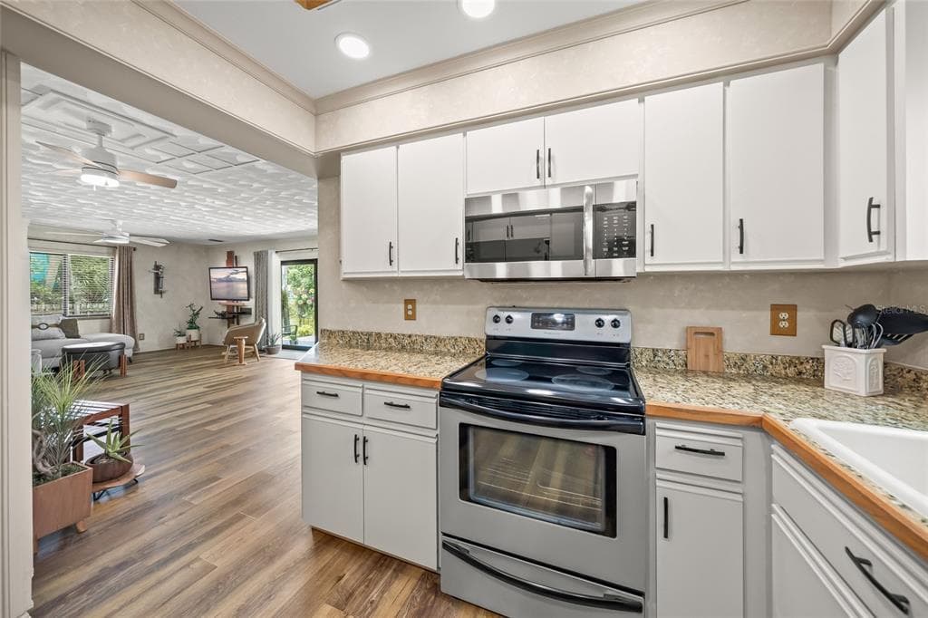 3643 MERIDALE ROAD photo 17