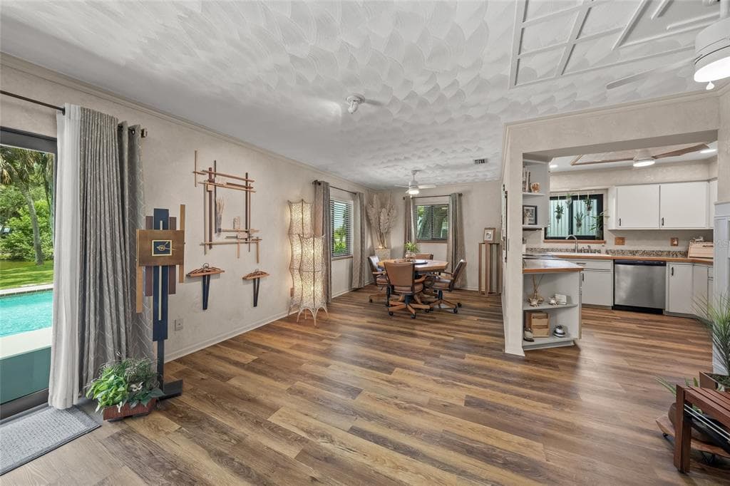 3643 MERIDALE ROAD photo 18
